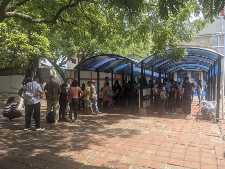 Piden celeridad en la taquilla de sellado de pasaportes de San Antonio