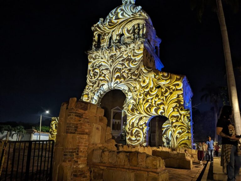 Espectáculo de luces a escasos 2 kilómetros del puente Simón Bolívar