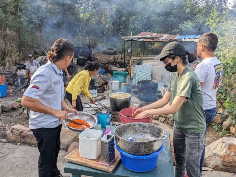 Cena navideña para los peluditos del refugio de la frontera