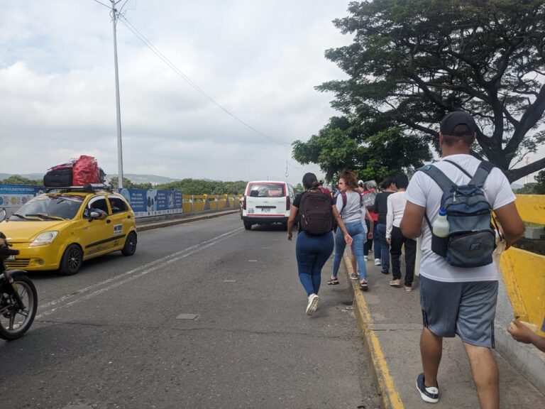 Vuelve a notarse un incremento de peatones por el puente Simón Bolívar