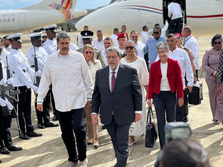 Presidente Maduro llega a San Vicente y las Granadinas