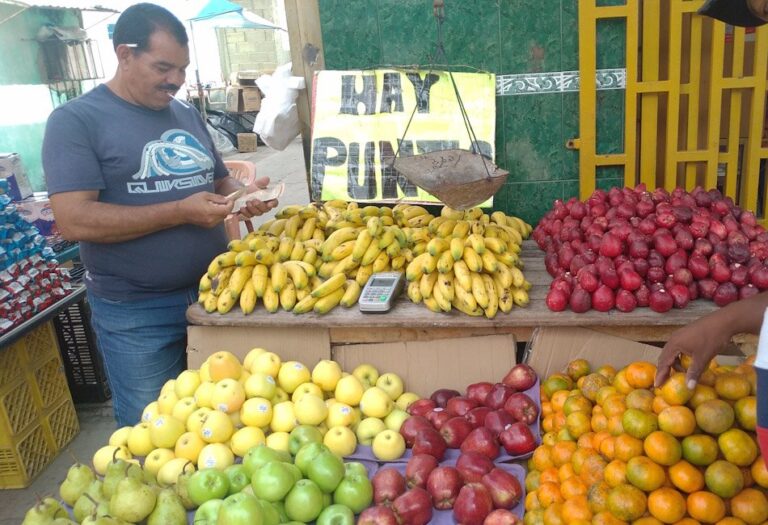 Bajan ventas de frutas decembrinas en Oriente por elevado costo