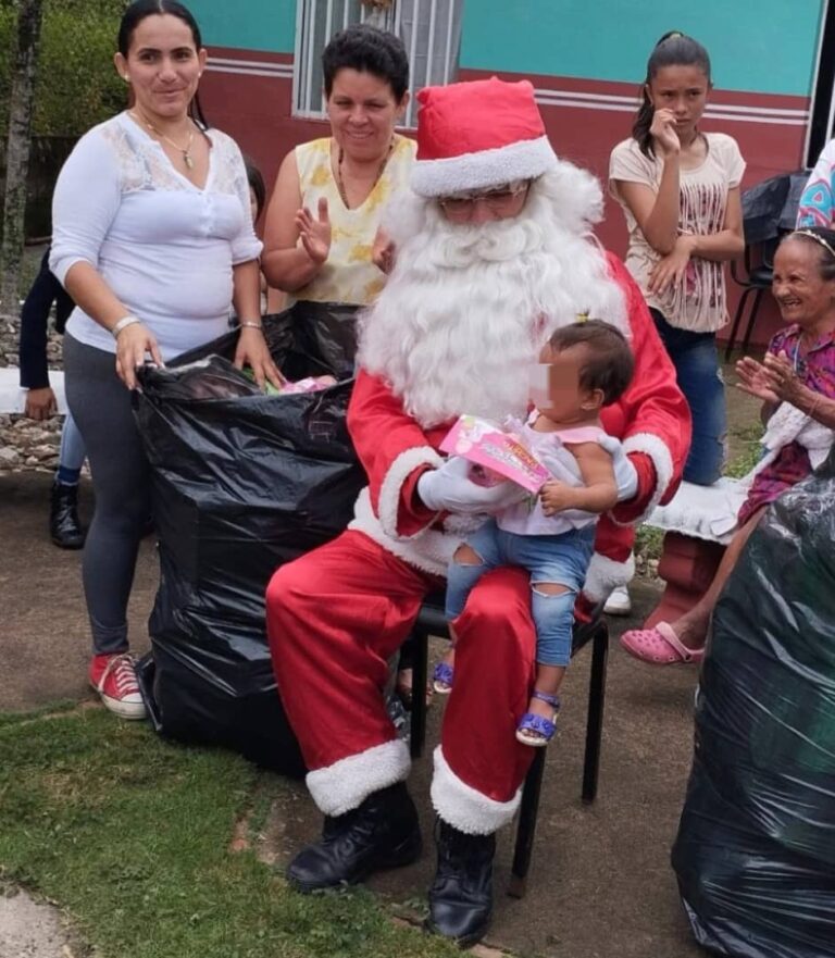 Niños reciben regalos en Navidad