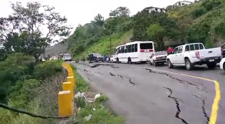 Atolladero en el tramo que está a punto de colapsar en la vía San Cristóbal – la frontera