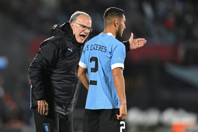 Con fútbol, Bielsa pone a soñar a Uruguay