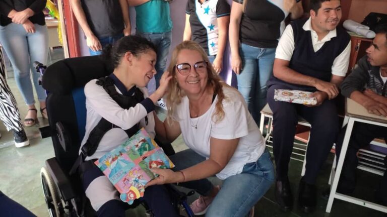 Queniqueos se organizan por el mundo para llevar sonrisas a los niños de su tierra en navidad