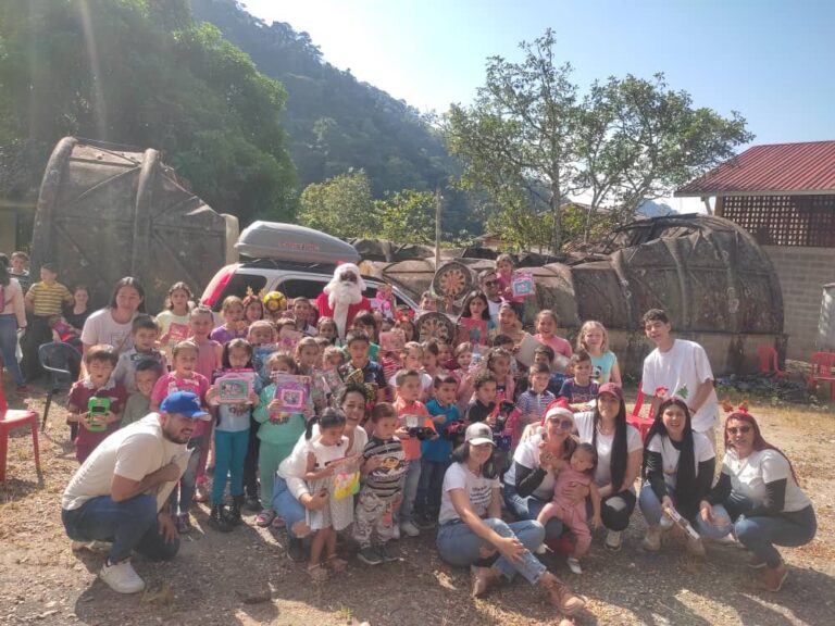 Queniqueos por el mundo regalaron sonrisas y mucha esperanza esta Navidad