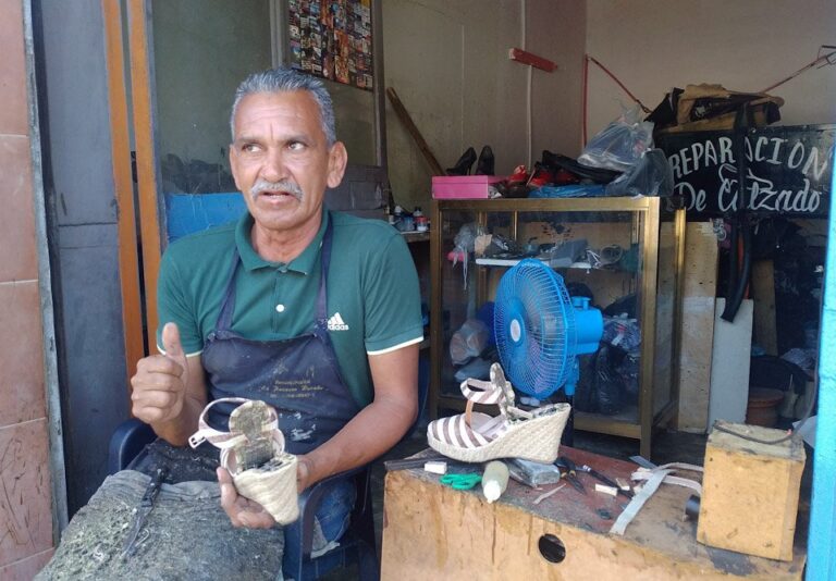 “La gente prefiere comprar calzado nuevo que mandarlo a reparar”