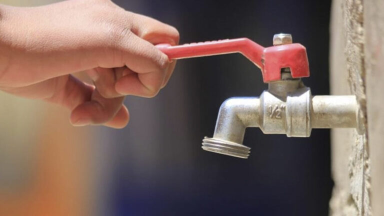 En Santa Elena tienen 11 días sin agua potable por tubería