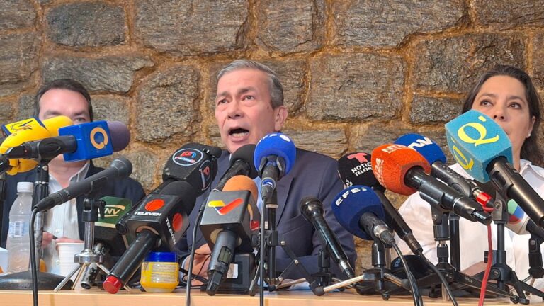 Oposición venezolana exige revertir inhabilitación de Machado mientras EEUU evalúa sanciones