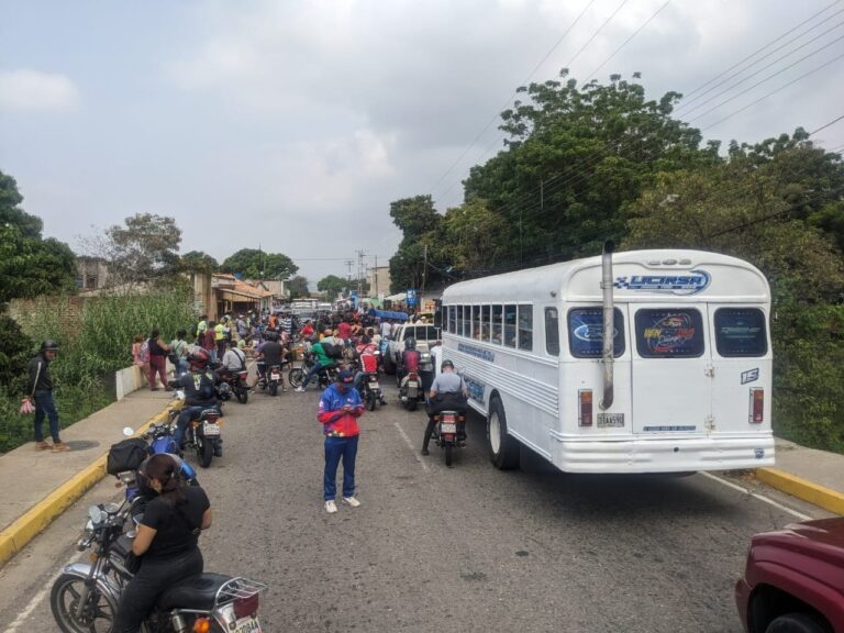 Fuerte bloqueo en la vía Ureña -San Antonio por protesta