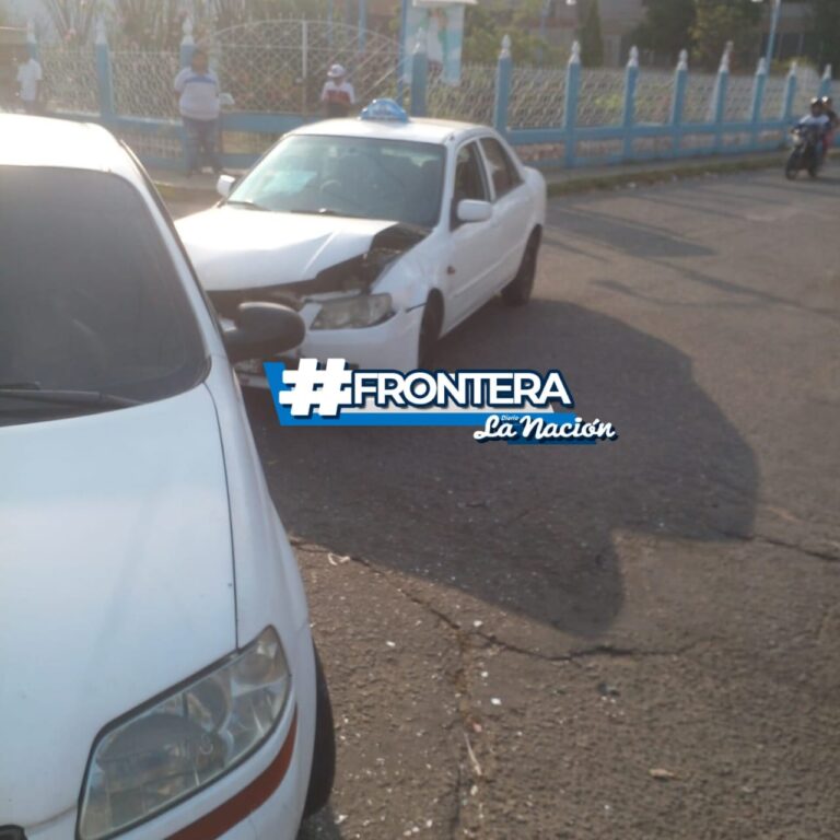 Choque entre dos carros en San Antonio