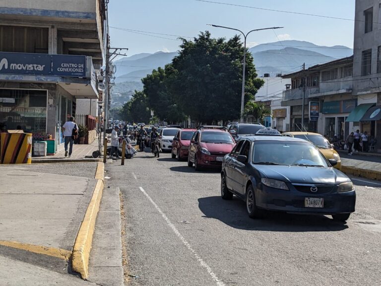 Gran movimiento de carros y motos este 9E en frontera