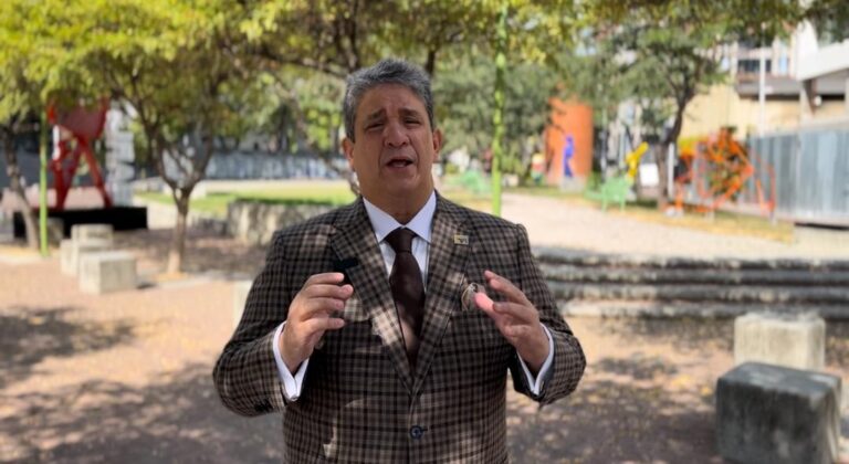 Piden a Argentina regresar la nave venezolana