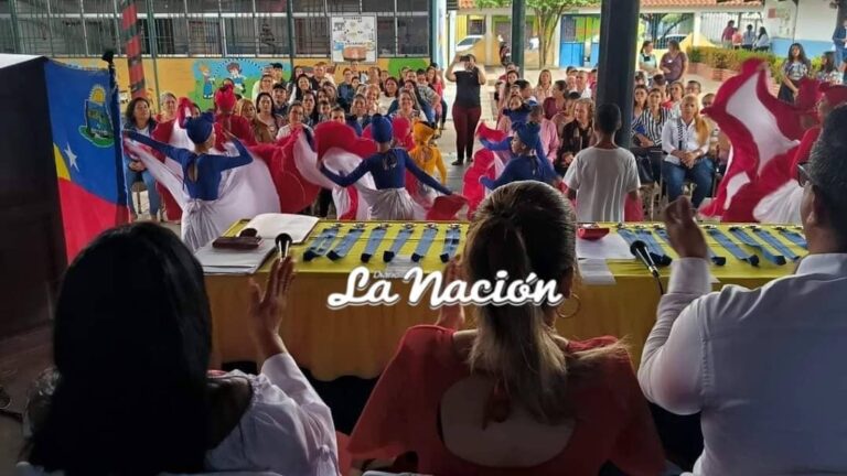 21 docentes fueron condecorados en García de Hevia