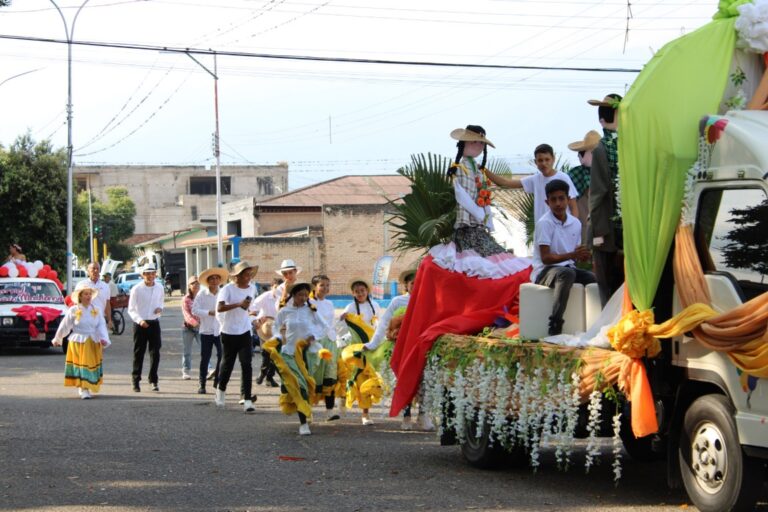 Desfile para resaltar cultura  y tradición tachirense