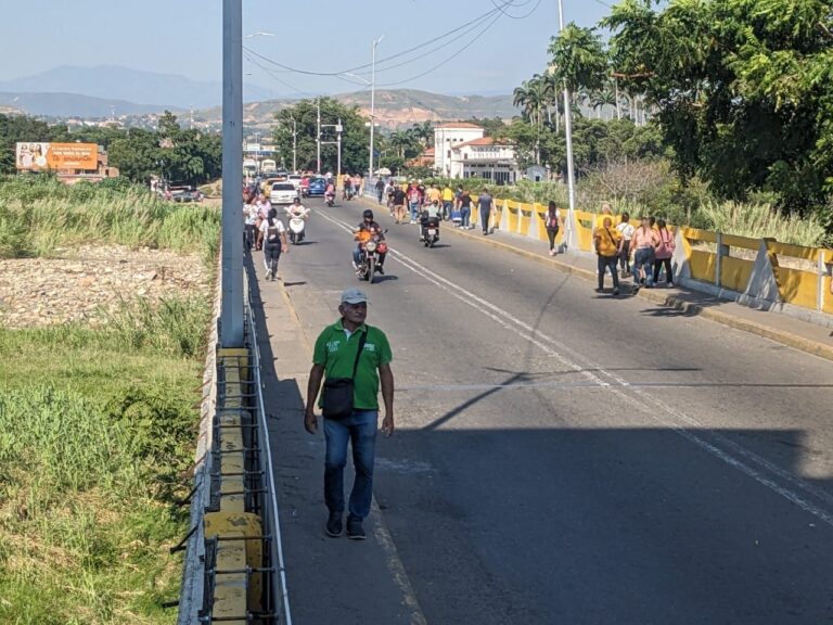 Concurrido el tránsito por el puente internacional Simón Bolívar