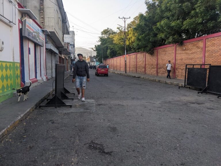 Retiran las vallas de la calle 3 de San Antonio