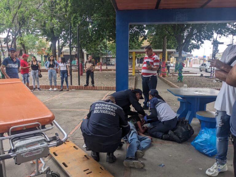 Atienden a hombre con fuertes heridas en su cráneo en la plaza Miranda de San Antonio