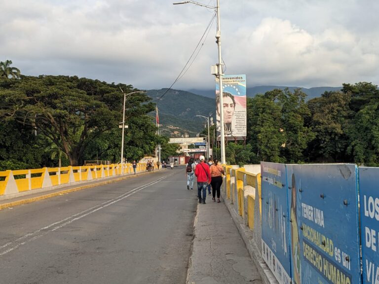 Puente binacional despejado la tarde de este 2E