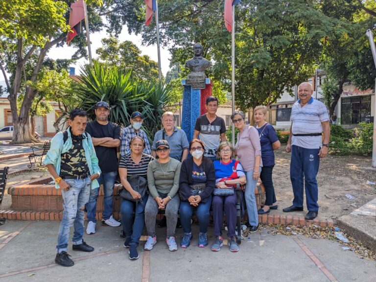 “Aquí no estamos por rebeldía ni capricho, sino por necesidad”: profesores activos y jubilados