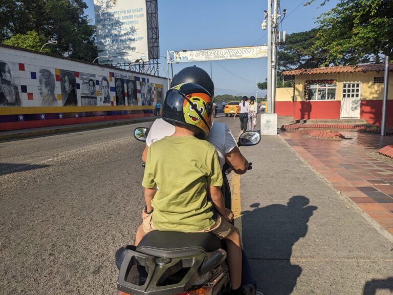 Cruzar el puente en busca de gasolina: “Ahora voy con más tranquilidad a la estación de servicio de La Parada”