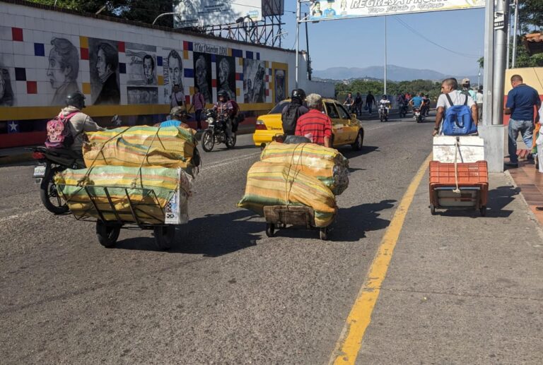 “Reciclar plástico”: El rebusque ciudadanos de la tercera edad en frontera