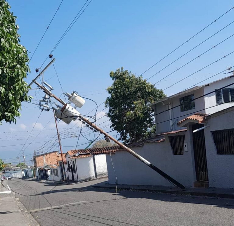 Se cayó poste de electricidad en Bramón