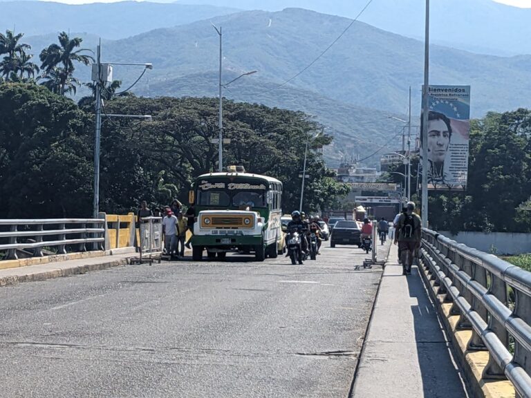 Sin contratiempos el paso de gandolas, vehículos particulares y transporte público por el tramo binacional