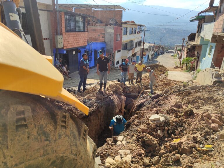 Sustituyen 70 metros de tubería de agua servida en la calle 15 de Táriba
