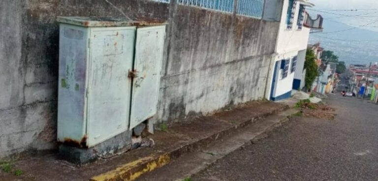 A punto de caerse está la casilla principal de CANTV en el sector Gramalote