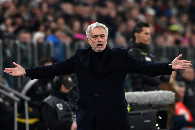 José Mourinho piensa seguir en la Roma