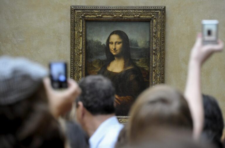 Ecologistas lo volvieron a hacer: rocían sopa a la “Mona Lisa” en el Louvre