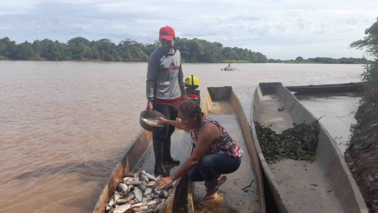En Guasdualito pescadores necesitan que se les venda gasolina en las bombas