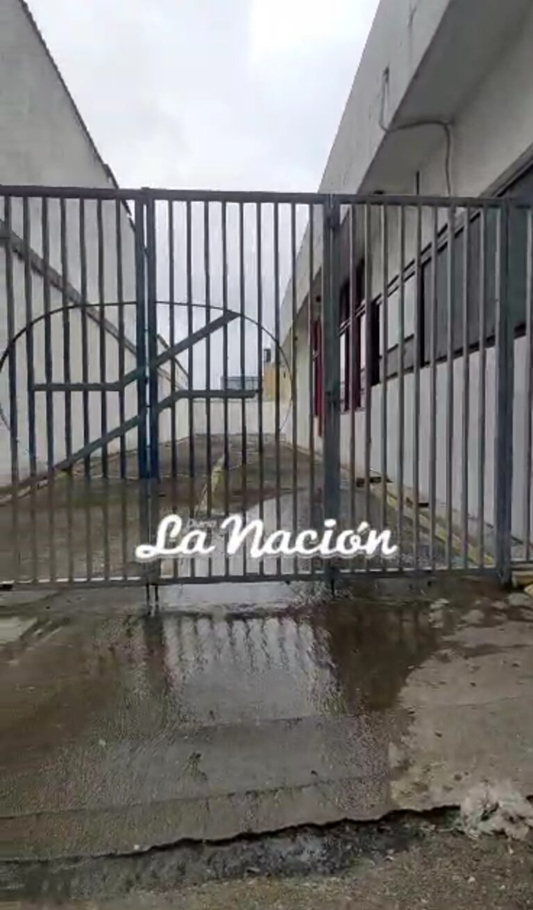 Piden arreglar bote de aguas servidas en la sede del banco sofitasa de Colón