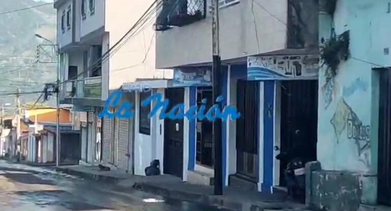 Insoportable el olor tras continuo derrame de aguas servidas en el centro de Colón