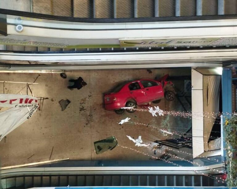 Vehículo cae al sótano de centro comercial en Aragua