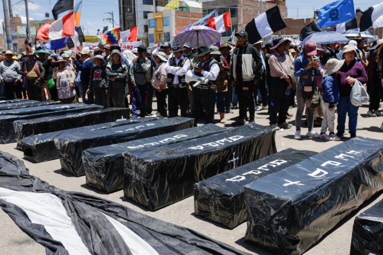 Cientos marchan por fallecidos en protestas en región andina de Perú