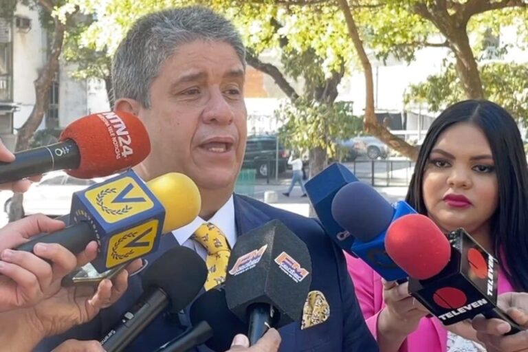 Diputado propuso pagar a docentes con el 5 % de renta básica de celulares