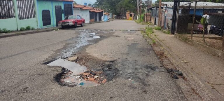 En la calle Los Criollitos hay un bote de agua desde hace dos años