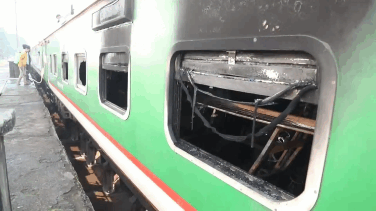 Al menos cinco muertos en incendio de un tren en Bangladés
