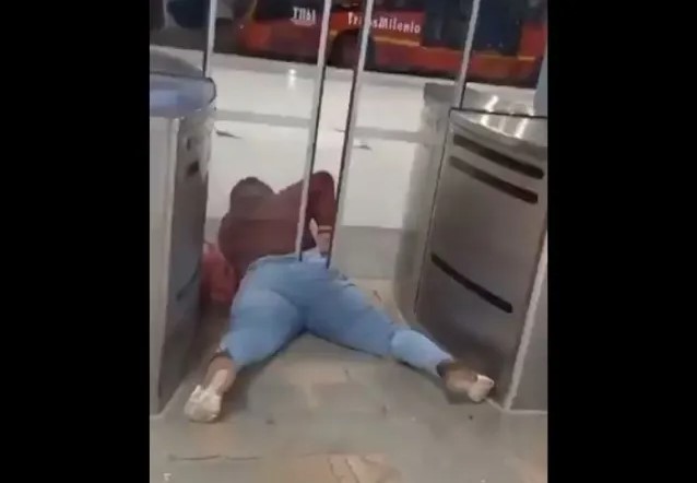 Video Viral: Mujer Intenta Entrar Gratis al TransMilenio en Bogotá y Queda Atascada en Puerta Anticolados