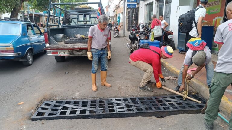 Reinstalan rejillas recuperadas en cuatro alcantarillas de San Antonio