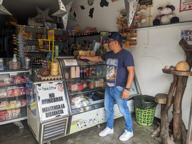 El titánico esfuerzo para atender una charcutería en tiempos de apagones