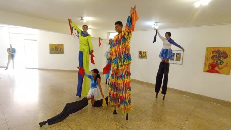 “Ángeles y Máscaras” en la Dirección de Cultura