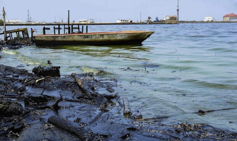 “Los derrames petroleros siguen esparciéndose por todo el Lago”: Fundación Azul Ambientalistas