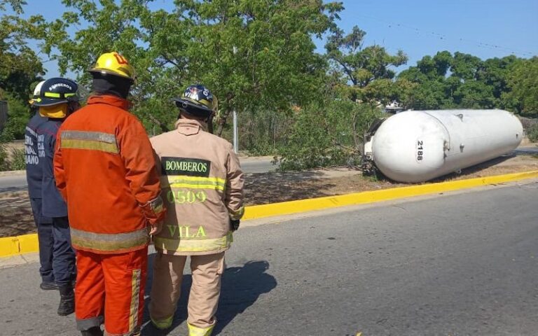 Sucre | Volcó gandola y se desprendió tanque cargado de gas