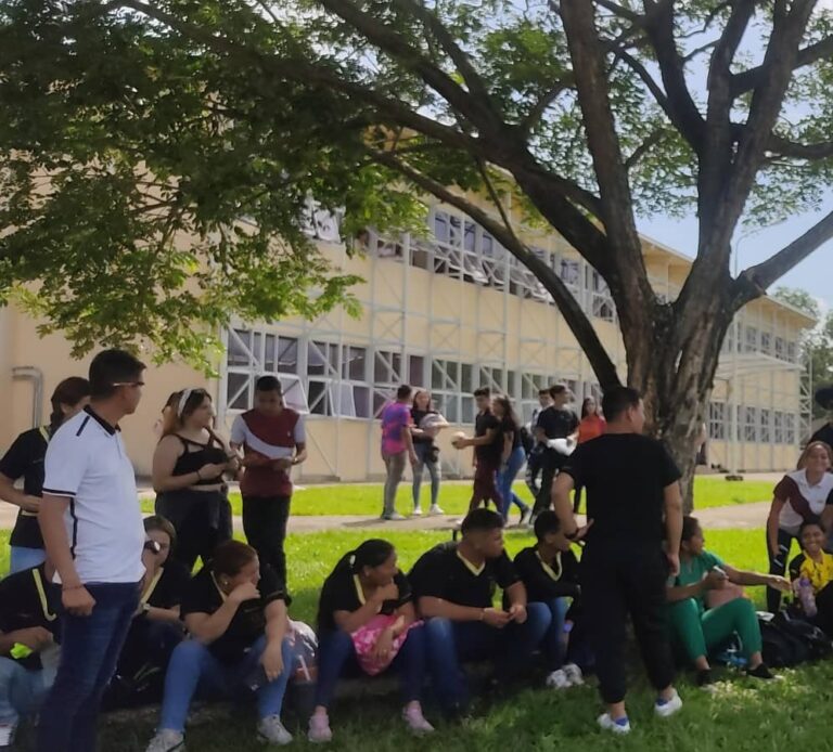 Falta de docentes en universidad Manuela Sáenz de La Fría