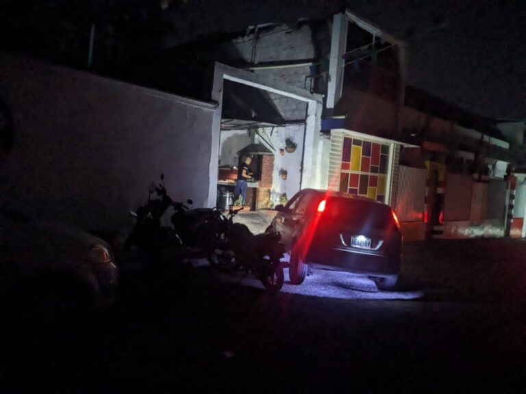 Así se la ingenian en local de la frontera para atender a los comensales en medio de un apagón 