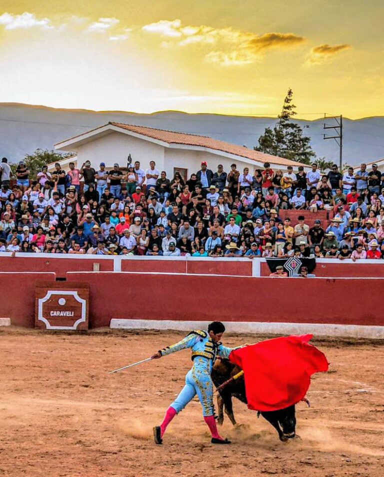 Manolo Muñoz a hombros en Perú